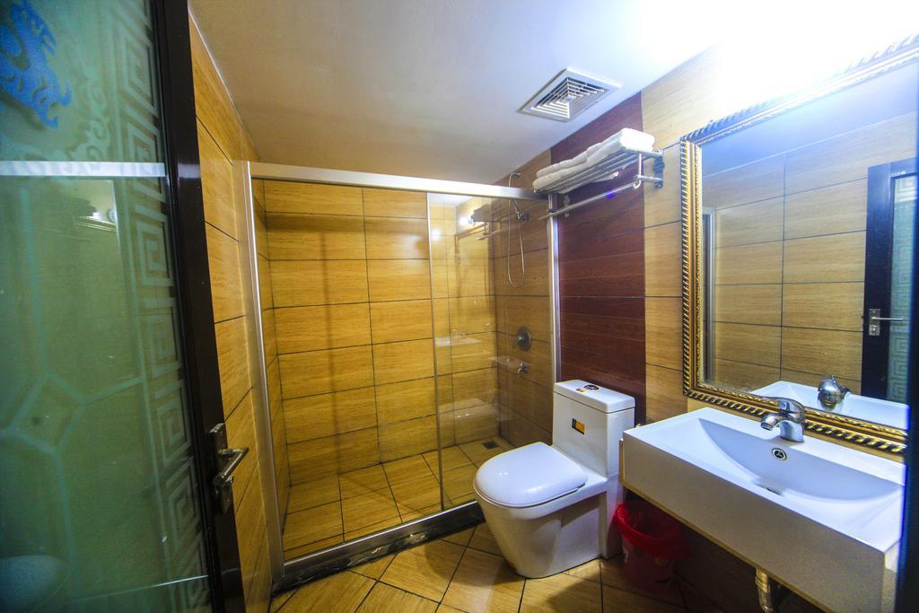 Fawlty Towers Hotel Yangshuo Room photo