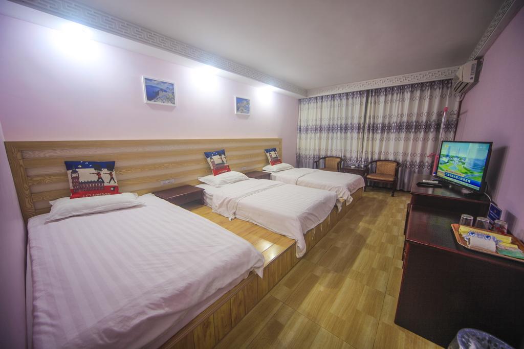 Fawlty Towers Hotel Yangshuo Room photo