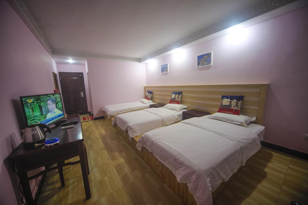 Fawlty Towers Hotel Yangshuo Room photo